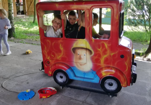 dzieci bawią się samochodem